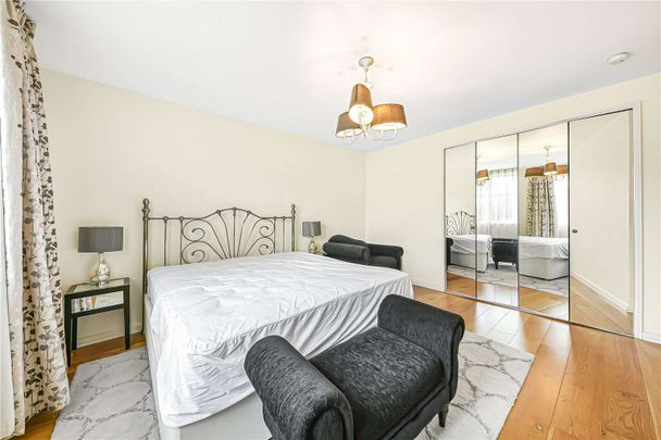 Lateral three bedroom apartment set within a portered block in St Johns Wood. - Photo 1