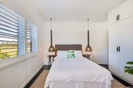 Modern Art Deco Apartment In A Cosmopolitan Harbour Village Setting - Photo 5