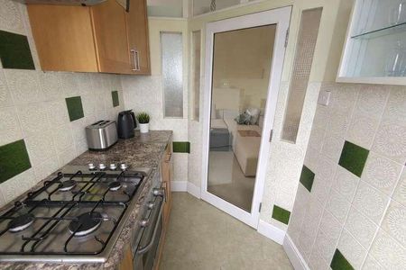 Lyndhurst Gardens, Belsize, NW3 - Photo 3