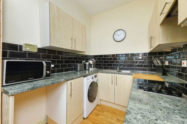 3 Bed Flat, Orkney Place, G51 - Photo 1