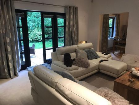 2 bedroom mews to rent - Photo 2