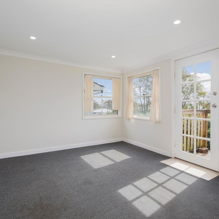 CHARMING 2 BEDROOM HOME IN A PRIME LAKESIDE LOCATION - Photo 1