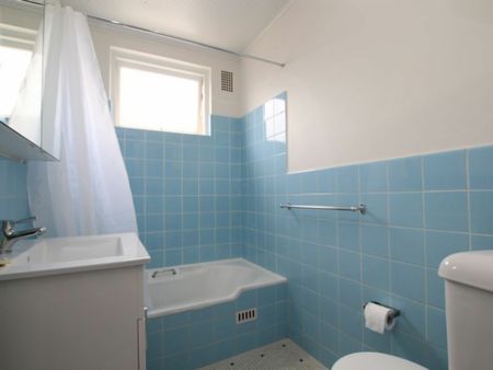 Modern 2 Bedroom Unit in a quiet location - Photo 5