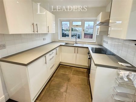 3 bedroom house to rent Tewkesbury Road, Clacton-on-Sea, Essex, CO15 - Photo 3