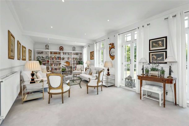 Exceptionally well presented 5/6 bedroom townhouse situated on a sought after development in beautiful parkland, one mile from Weybridge High street. - Photo 1