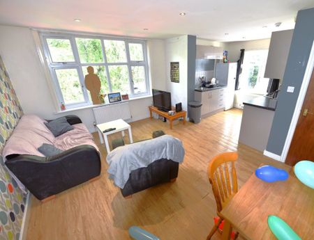 3 bedroom Flat in Otley Road, Leeds - Photo 2