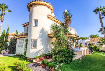 Chalet Vacacional con la piscina privada en La Zenia