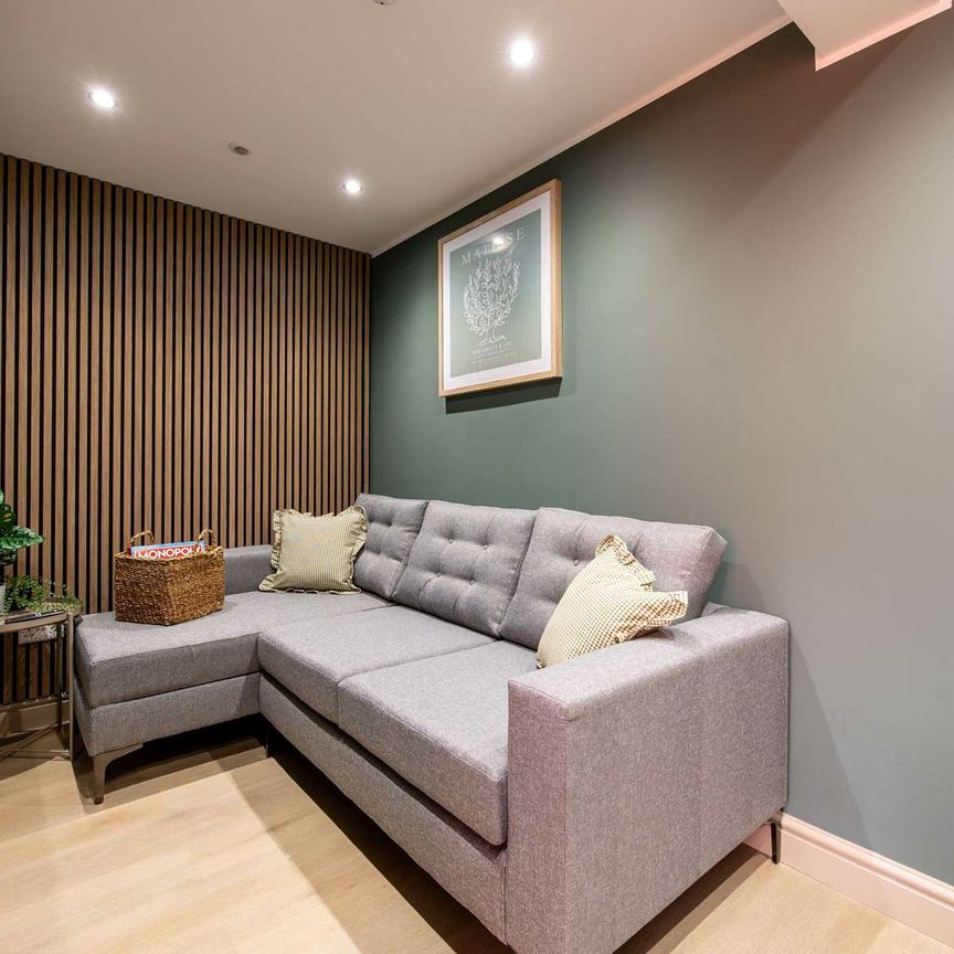 OX Living is proud to present this high-quality 9-bedroom co-living property, perfect for working professionals looking for stylish, stress-free living. Room 1 - Photo 1