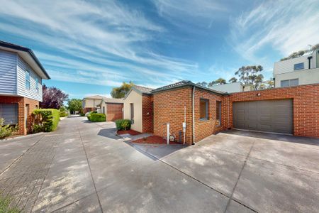 3 BEDROOM UNIT IN HEART OF PASCOE VALE - Photo 2