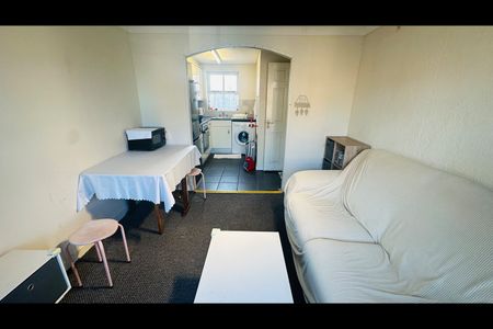 3 Bed Flat, Heron Street, M15 - Photo 3