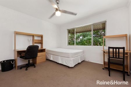 Great Location - Walk to the University - Photo 4