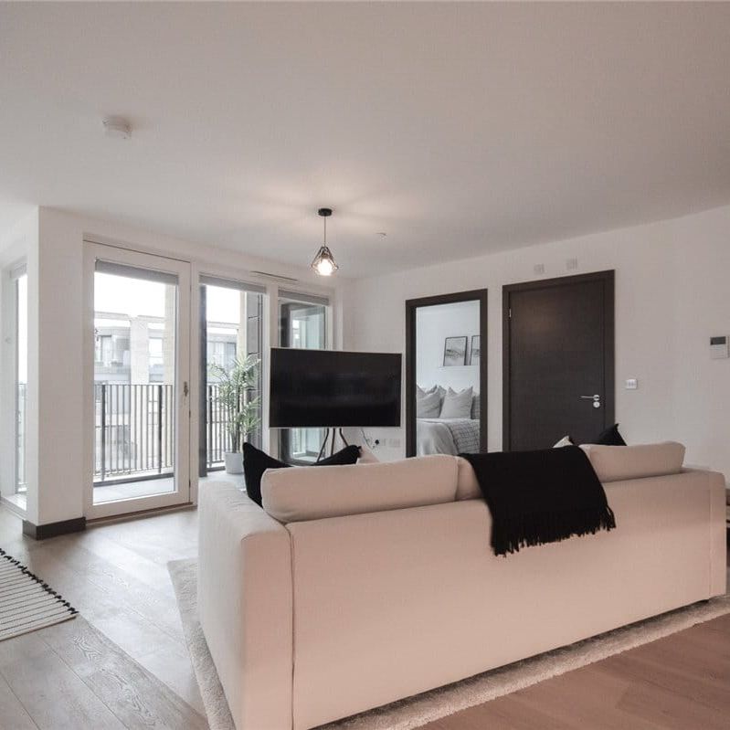 Well presented 2 bedroom 5th floor apartment situated within this prestigious development offering immediate access to the railway station and close proximity to the City centre. Video phone entry system. Furnished. - Photo 1