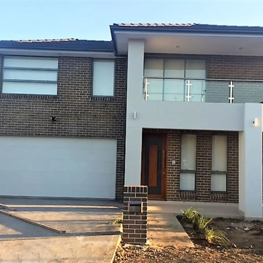 “Near new designer home.” - Photo 1