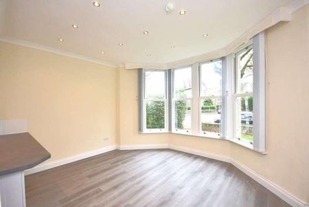 Ground Floor Flat Front, Victoria Road, Penarth, CF64 - Photo 2