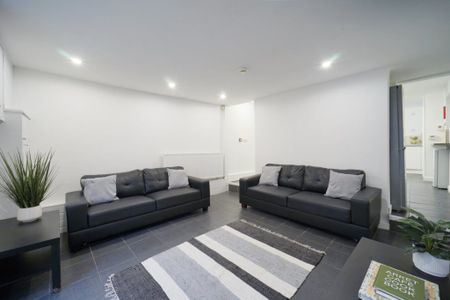6 bedroom House in Burchett Place, Leeds - Photo 3