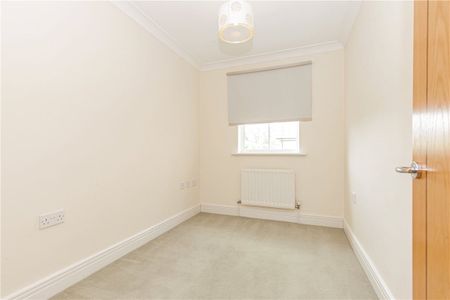 A spacious three bedroom first floor apartment in this convenient location just a short walk from the amenities of Summertown. - Photo 4