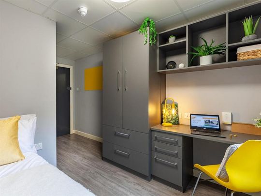1 bedroom in a flat share to rent - Photo 1