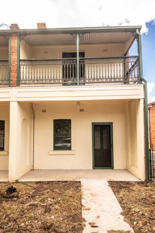 Beautiful Townhouse Conveniently Located! - Photo 4