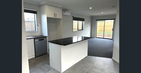 Stunning Family Home in Cranbourne East!! - Photo 2