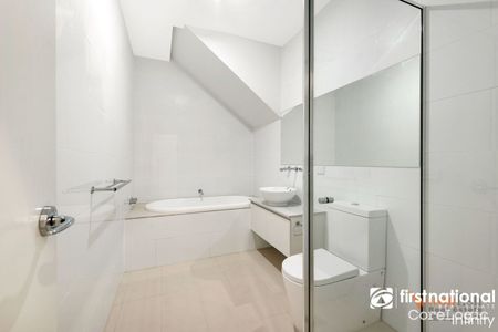 Great Location! With 2 Bedroom, 1 Bathroom & Car Space - Photo 4