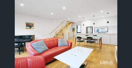 Luxuriously appointed sophisticated living - Photo 2