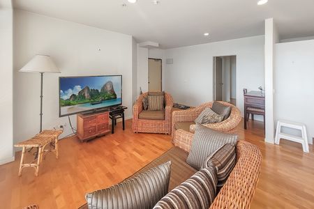 Spacious 3 bedroom 2 Bathroom apartment with amazing views and carpark . - Photo 4