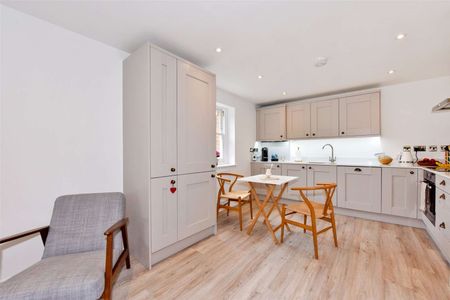 A ground floor two bedroom apartment in a newly converted gated development - Photo 2