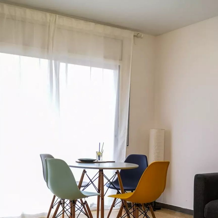 Single Bed in Cute rooms for rent in 4-bedroom apartment near Metro in central Eixample - Photo 1