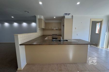 PERFECTLY LOCATED TOWNHOUSE WITH 2 FAMILY AREAS - Photo 3