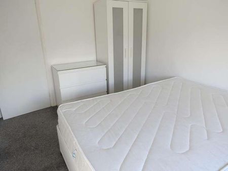 Bedroom House In Winton, BH9 - Photo 2