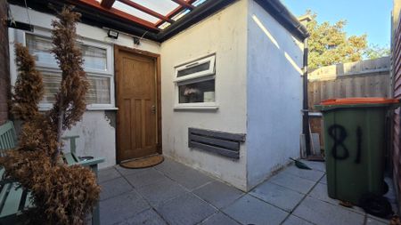 Guide Price £1,200 pcm - Available Now - Part Furnished - Photo 5