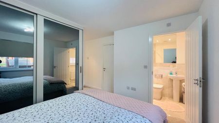 4 bedroom semi-detached house to rent - Photo 3