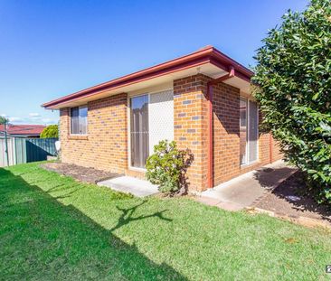 3 Bedroom Villa! Lock-up Garage! - Photo 1