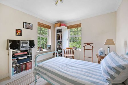 A two bedroom, two bathroom bright and spacious first floor apartment with lift access and two allocated parking spaces situated on this popular development. Available now. - Photo 5