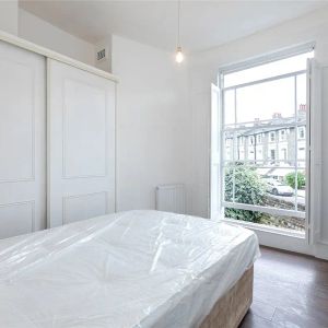 1 bedroom flat in London - Photo 2