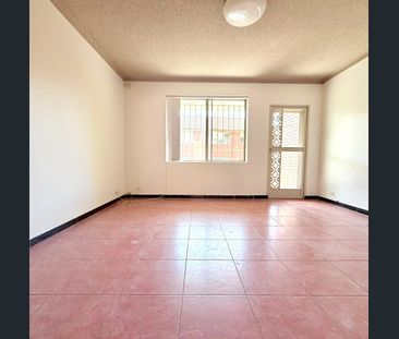 FRESHLY UPDATED 3 BEDROOMS UNIT IN THE PRIMIE LOCATION - Photo 2