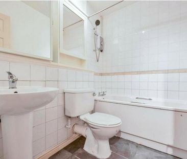 2 bedroom flat in London - Photo 6