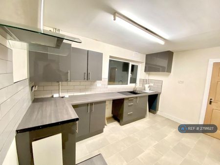 3 bedroom semi-detached house to rent - Photo 4