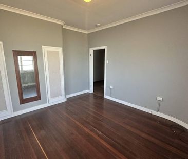 Character Home on 1,012 m² Block - Photo 6