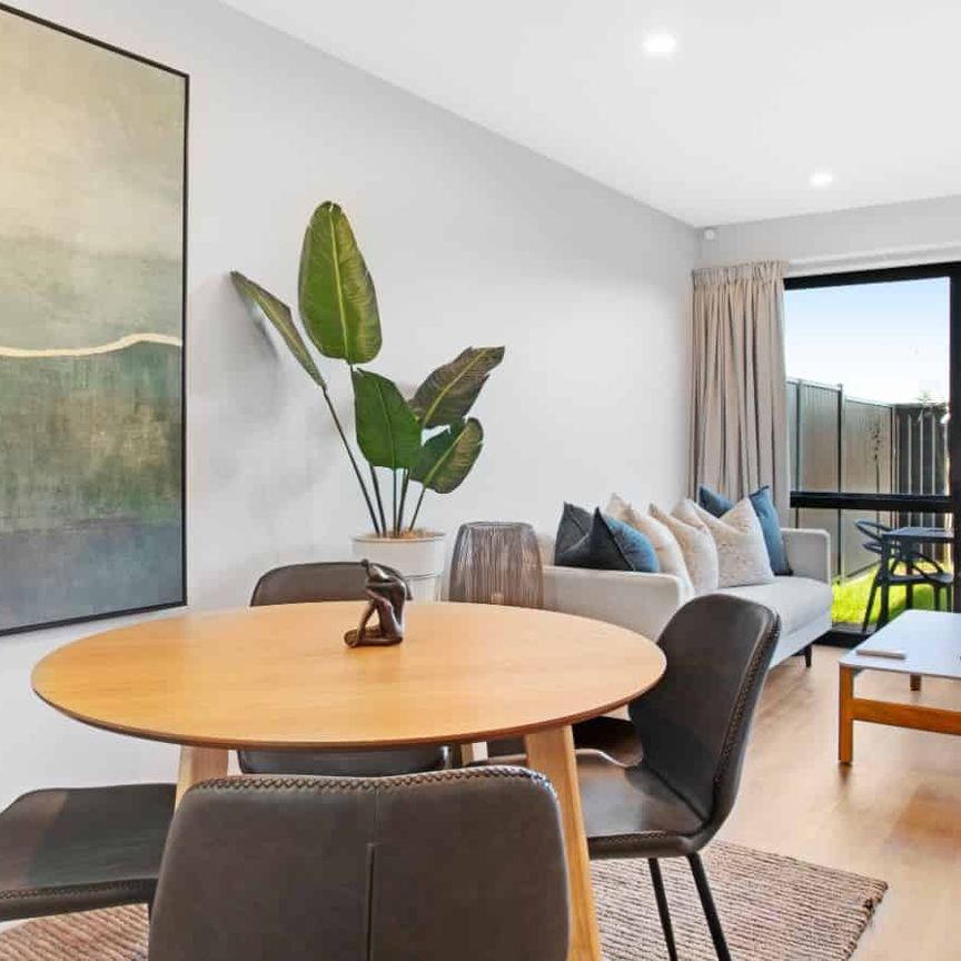 4 Bedroom, 2 Bathroom Modern Townhouse – Short-Term Stay (3 Months) - Photo 1