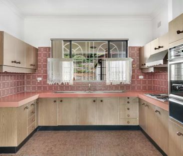 Charming Free-Standing Home with Original Period Features - Photo 4