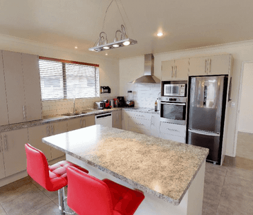 Kelvin Grove - 4 Bedrooms - Photo 3