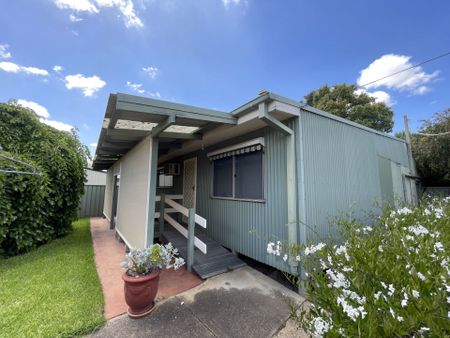 NEAT & TIDY STUDIO LIVING ! - Photo 2