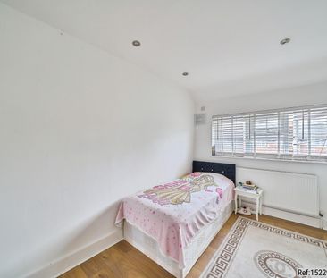 3 bed Terraced in Nicoll Way , Borehamwood, WD6 2PS - Photo 6