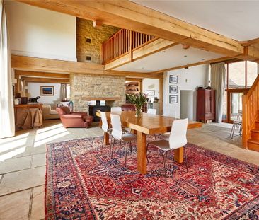 A superb restoration of a fine listed barn offering spacious and fl... - Photo 1