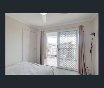 Three Bedroom Townhouse with Backyard! - Photo 4
