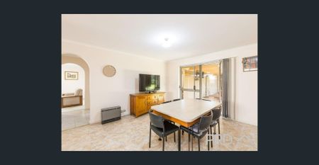 SPACIOUS 4-BEDROOM FAMILY HOME WITH SHED - Photo 4