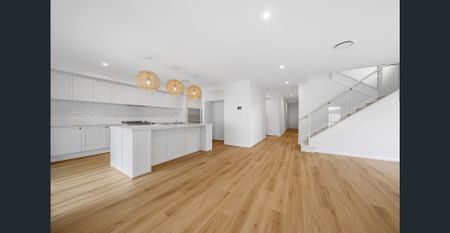 Luxury Hamptons Style 5-Bedroom Family Home with a Pool. - Photo 4