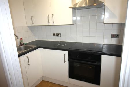 Bevelwood Gardens, High Wycombe - Photo 3