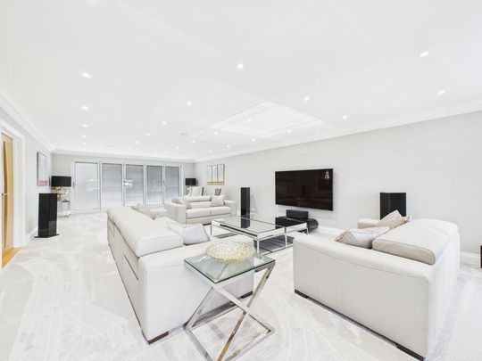 5 bedroom detached house to rent - Photo 1